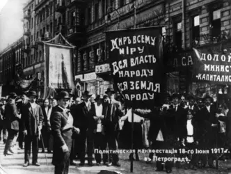 Manifestation à Petrograd, juin 1917 - crédits : Central Press/ Getty Images