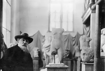 Rodin et ses sculptures antiques - crédits : Hulton Archive/ Getty Images