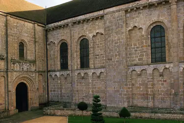 Abbatiale Saint-Pierre de Solignac, nef et transept - crédits : H. Champollion/ AKG-images