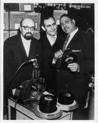 Ahmet Ertegun, Jerry Wexler et Big Joe Turner - crédits : Charlie Gillett/ Redferns/ Getty images