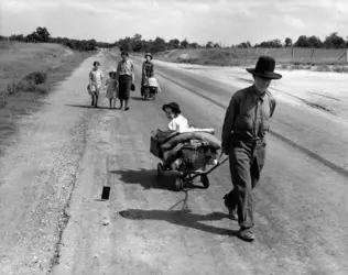 <em>Walking Along</em>, D. Lange - crédits : Dorothea Lange/ Keystone/ Getty Images