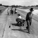 <em>Walking Along</em>, D. Lange - crédits : Dorothea Lange/ Keystone/ Getty Images