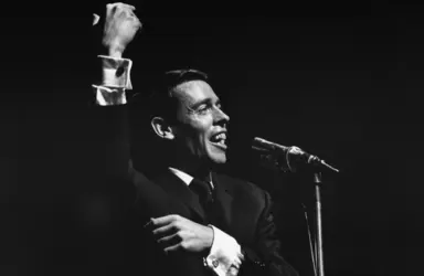 Jacques Brel à l'Olympia, 1964 - crédits : D. Frasnay/ AKG-images