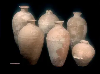 Tel Yarmouth, Israël. Jarres de la fin du Bronze ancien III - crédits : P. de Miroschedji, Mission archéologique de Tel Yarmouth, Israël