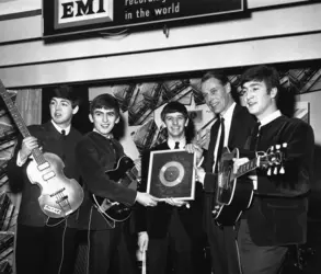 Les Beatles en compagnie de George Martin - crédits : Hulton-Deutsch Collection/ Corbis/ Getty Images