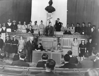 Charles de Gaulle à Alger, 1944 - crédits : Keystone/ Hulton Archive/ Getty Images