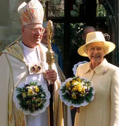 Élisabeth II et l’archevêque de Canterbury, 2002 - crédits : Tim Graham/ Getty Images