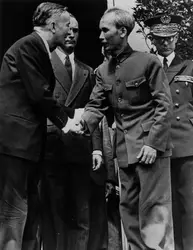 Georges Bidault et Hô Chi Minh, 1946 - crédits : Keystone/ Hulton Archive/ Getty Images