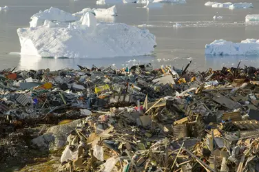 Déchets échoués près d’Ilulissat, sur la côte ouest du Groenland - crédits : Ashley Cooper/ Construction Photography/ Avalon/ Getty Images